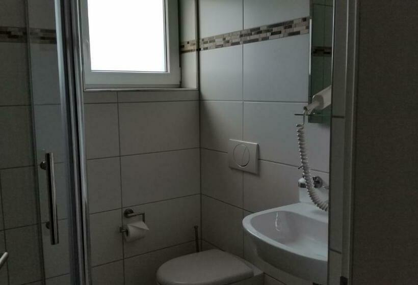 コンフォートルーム, Schafer Boardinghouse