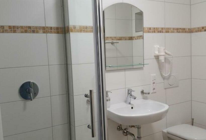 コンフォートルーム, Schafer Boardinghouse