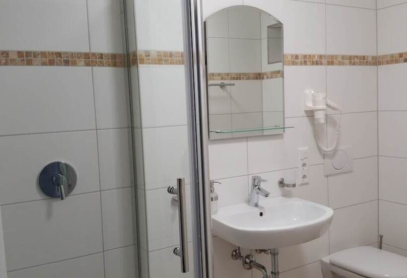 コンフォートルーム, Schafer Boardinghouse