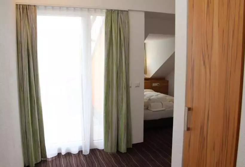 استودیوی استاندارد, Schafer Boardinghouse