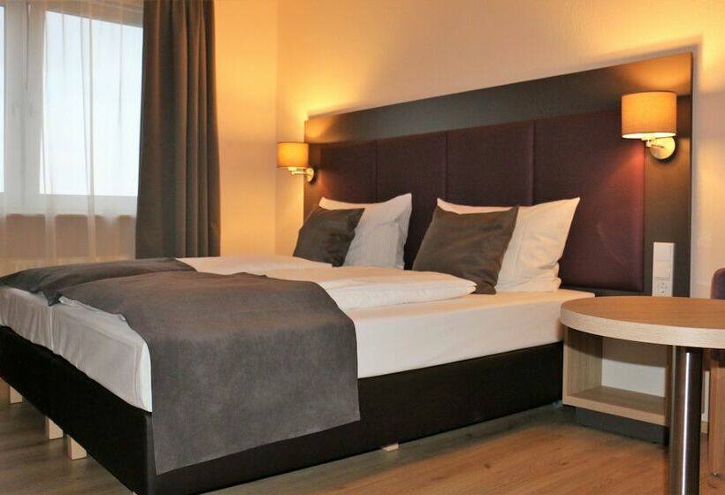 Номер Стандарт, Zum Brunnen