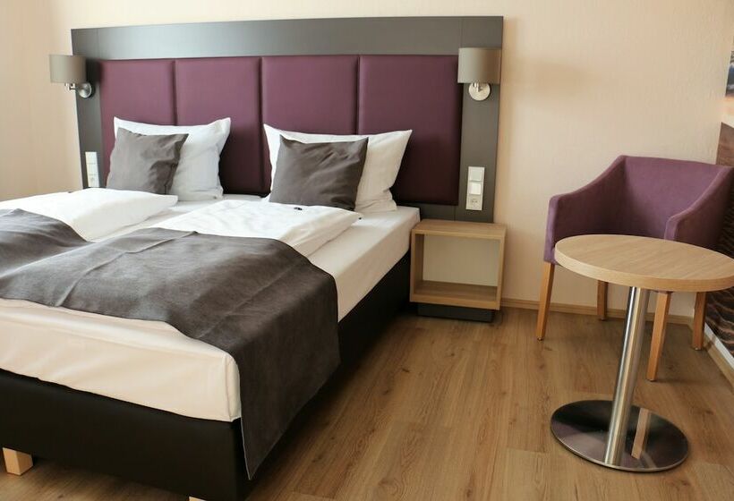 Номер Стандарт, Zum Brunnen