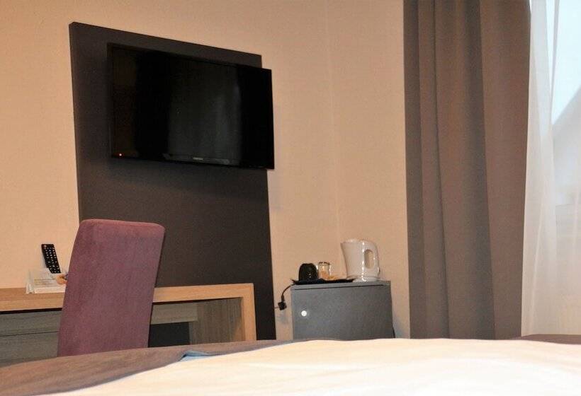 Номер Стандарт, Zum Brunnen