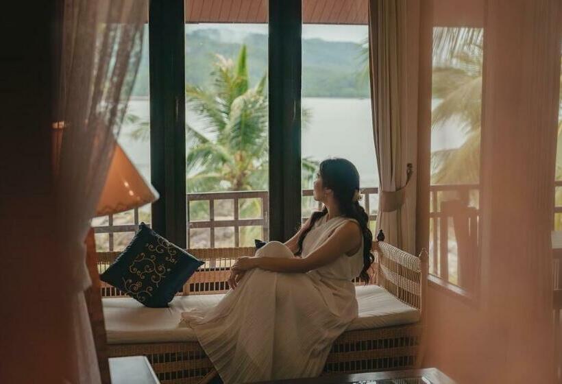 חדר דלוקס נוף לים, Kooncharaburi Resort   Koh Chang