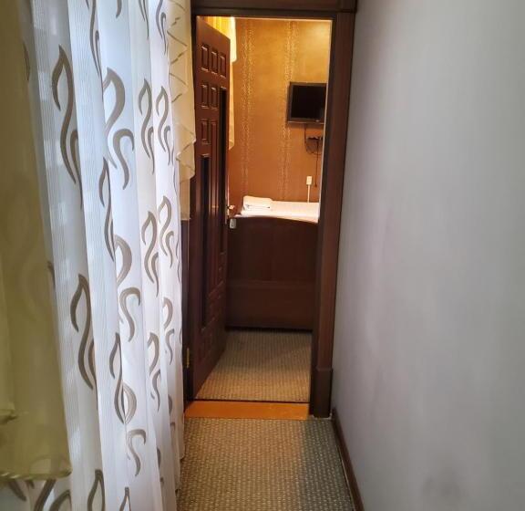 חדר סטנדרט לשלושה, Nursultan Grand Guest House