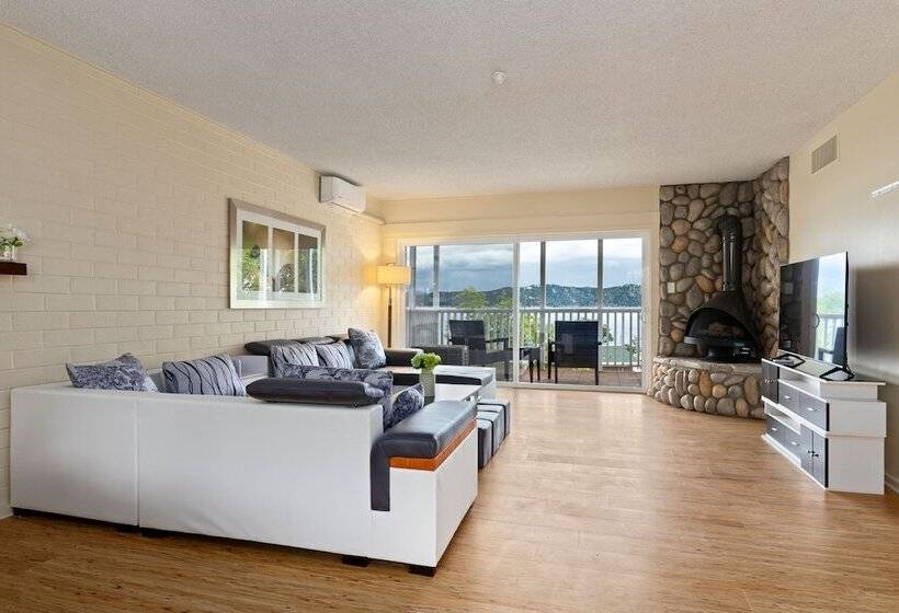 Suite with lake view, Konocti Harbor Resort