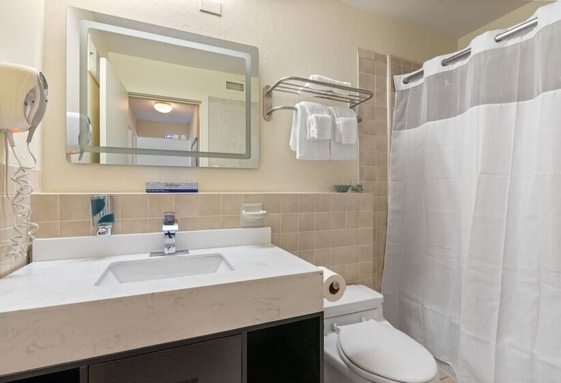 Suite with lake view, Konocti Harbor Resort