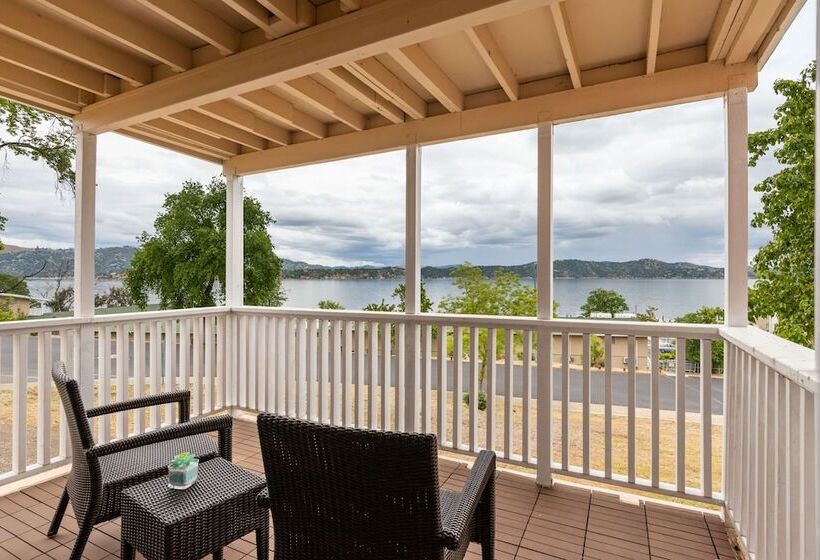 Suite with lake view, Konocti Harbor Resort
