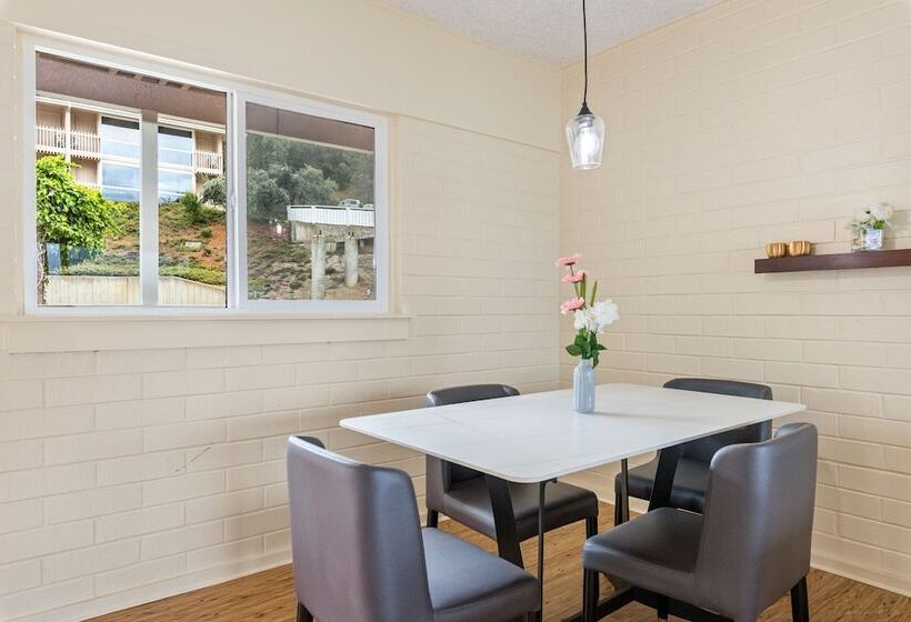 Suite with lake view, Konocti Harbor Resort