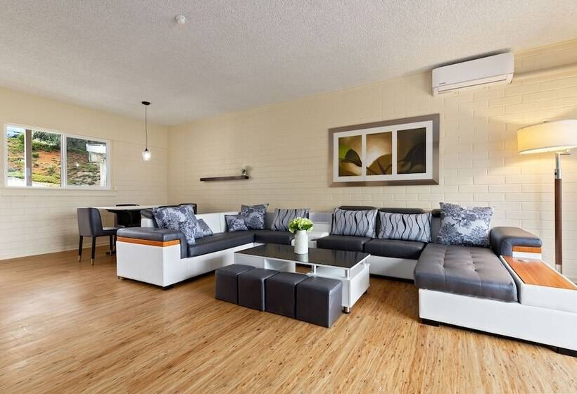 Suite with lake view, Konocti Harbor Resort