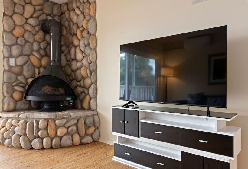 Suite with lake view, Konocti Harbor Resort