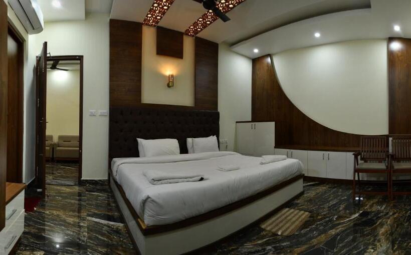 Люкс Deluxe Кровать Кинг, Nivetha Inn