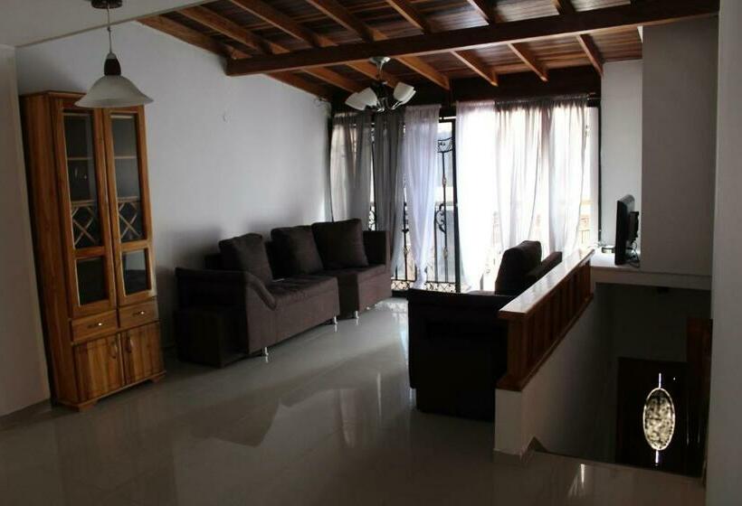 家庭间, Pacifica Hostel