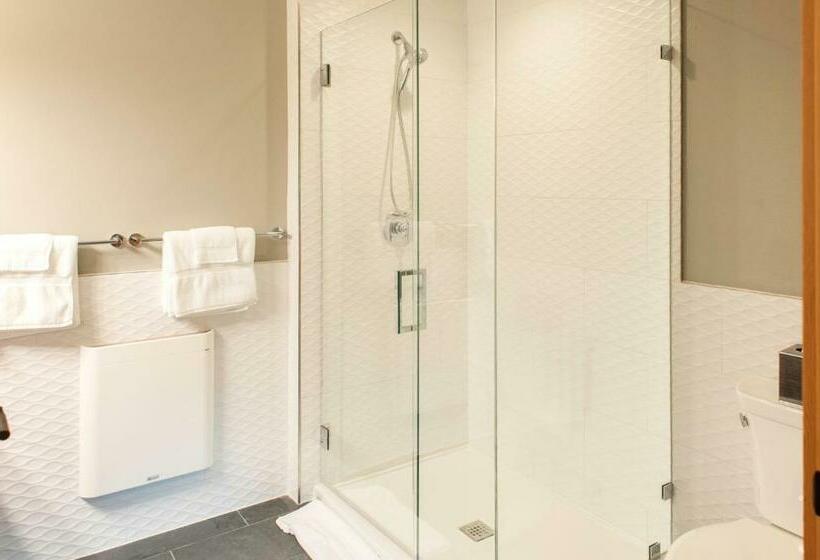 استودیوی استاندارد, The Suites On Main