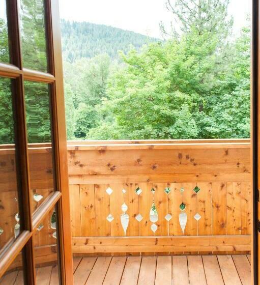 استودیوی استاندارد, The Suites On Main