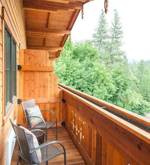 استودیوی استاندارد, The Suites On Main