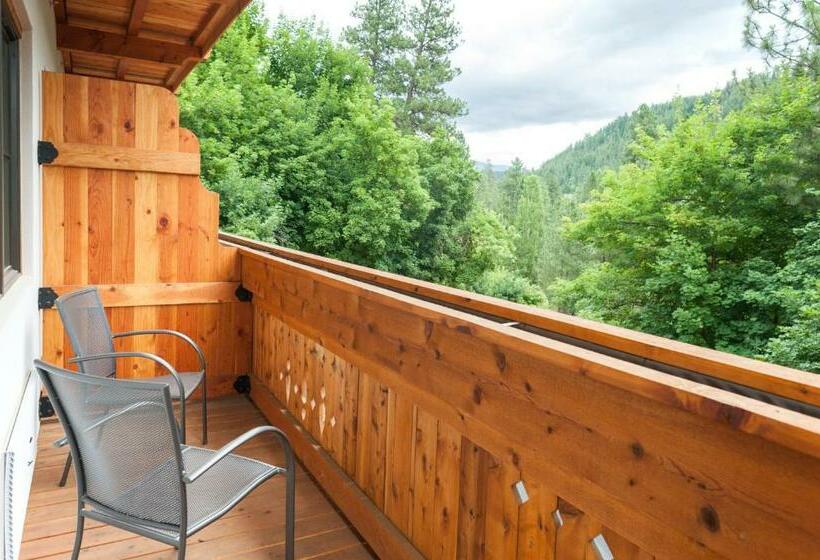 استودیوی استاندارد, The Suites On Main