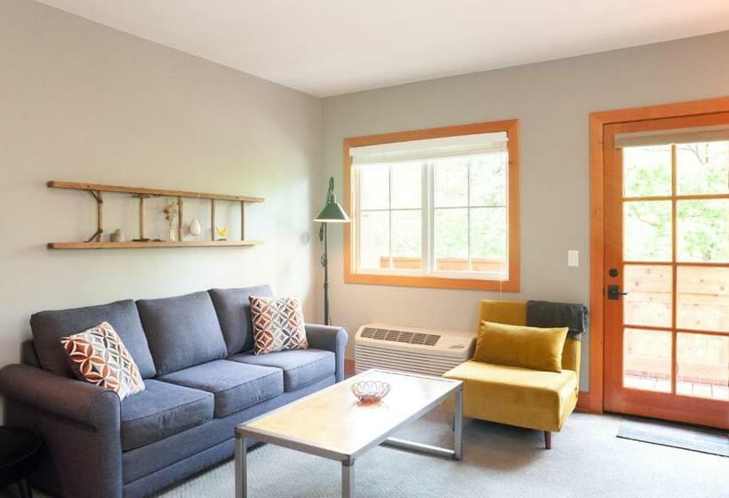 استودیوی استاندارد, The Suites On Main