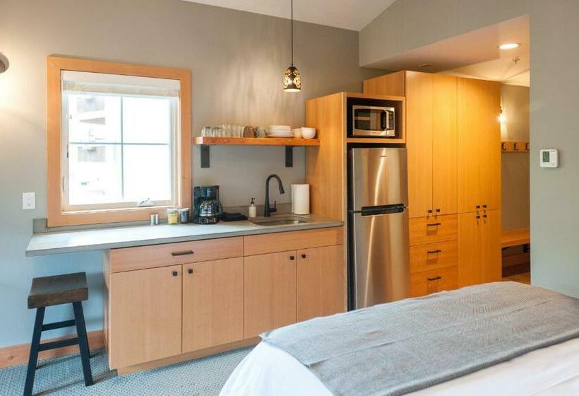 استودیوی استاندارد, The Suites On Main