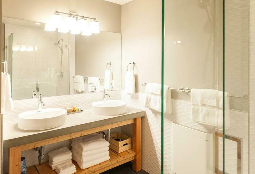 استودیوی استاندارد, The Suites On Main