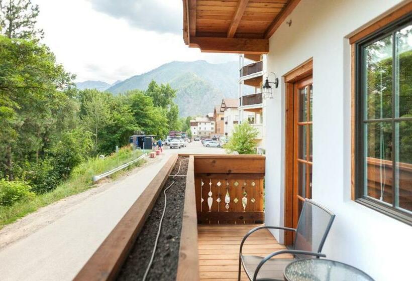 استودیوی استاندارد, The Suites On Main