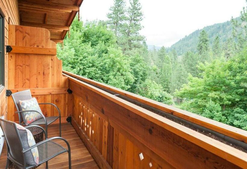 استودیوی استاندارد, The Suites On Main