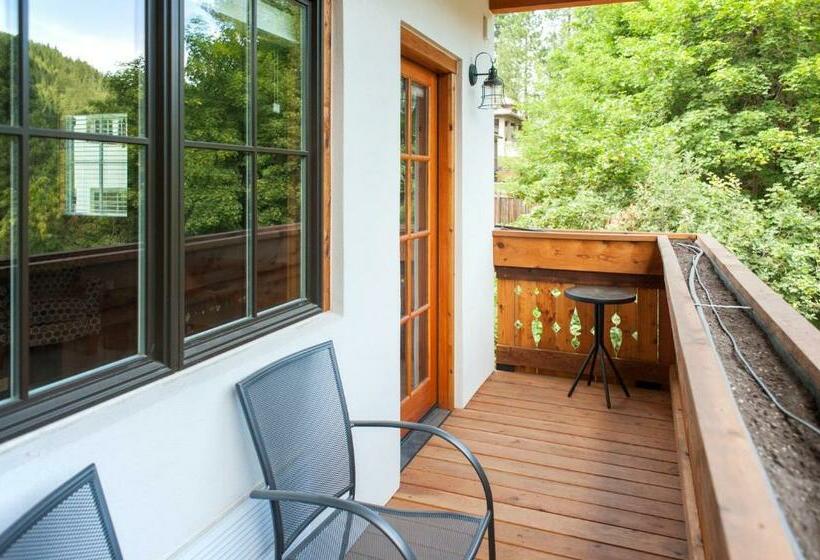 سوییت, The Suites On Main