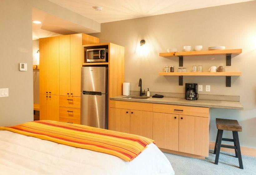 استودیوی استاندارد, The Suites On Main