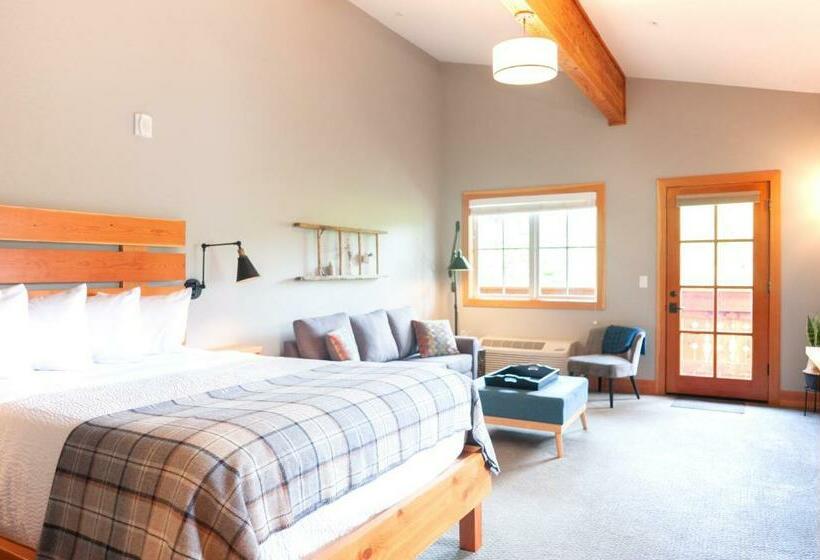 استودیوی استاندارد, The Suites On Main