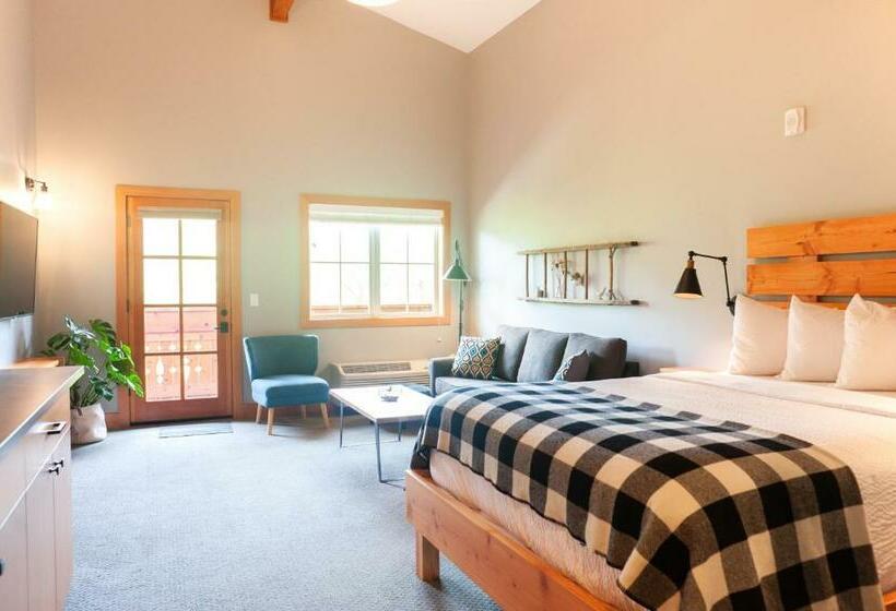 استودیوی استاندارد, The Suites On Main