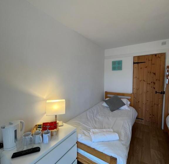 غرفة إقتصادية ثلاثية, Elemental Surf Lodge