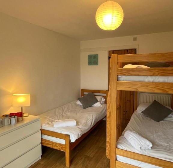 غرفة إقتصادية ثلاثية, Elemental Surf Lodge