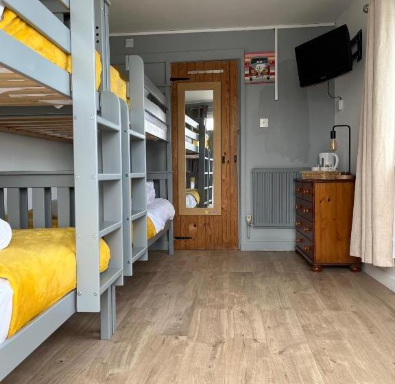 غرفة قياسية رباعية, Elemental Surf Lodge