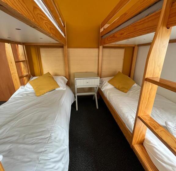 غرفة قياسية رباعية, Elemental Surf Lodge