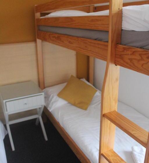 غرفة قياسية رباعية, Elemental Surf Lodge