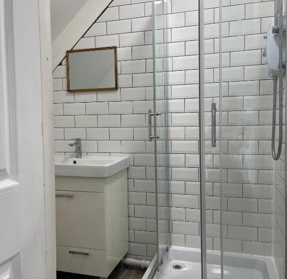 غرفة عائلية, Elemental Surf Lodge