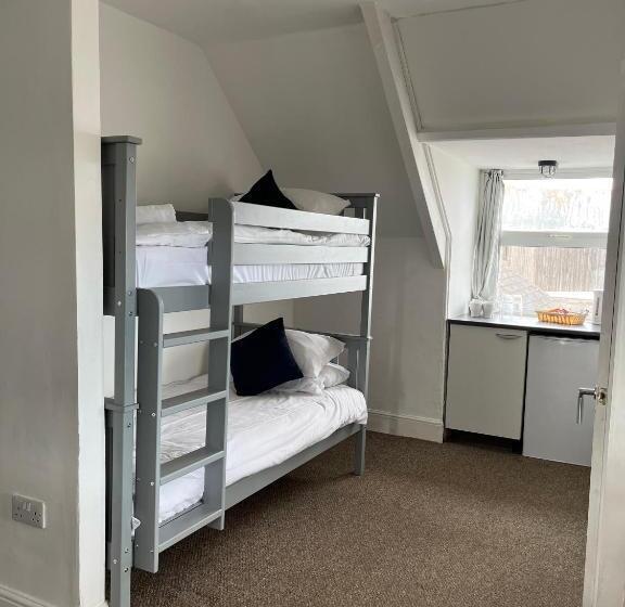 غرفة عائلية, Elemental Surf Lodge