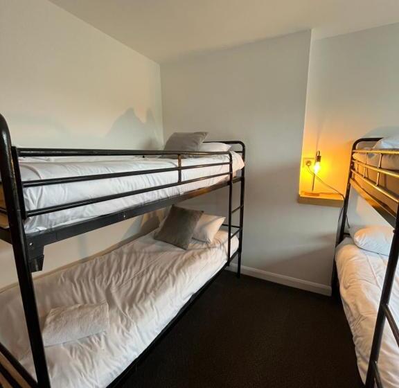 غرفة عائلية, Elemental Surf Lodge