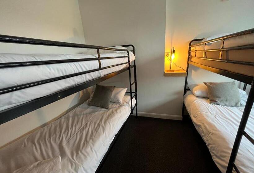 غرفة عائلية, Elemental Surf Lodge