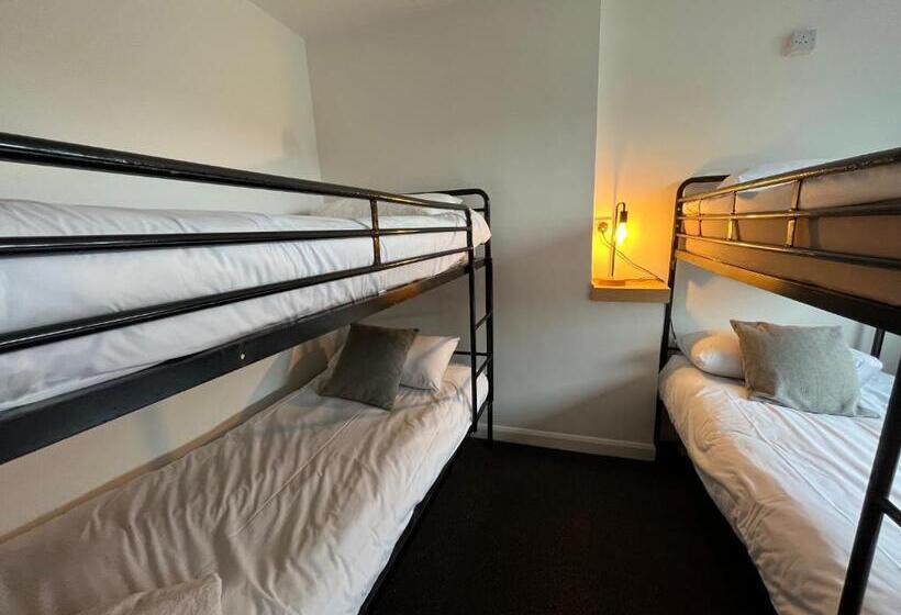 غرفة عائلية, Elemental Surf Lodge