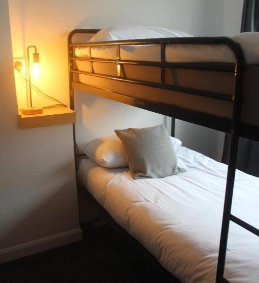 غرفة عائلية, Elemental Surf Lodge