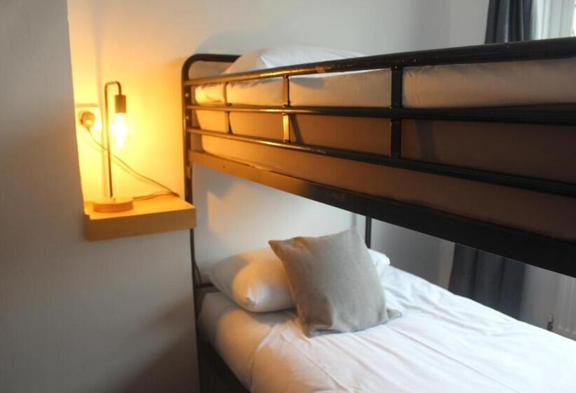 غرفة عائلية, Elemental Surf Lodge