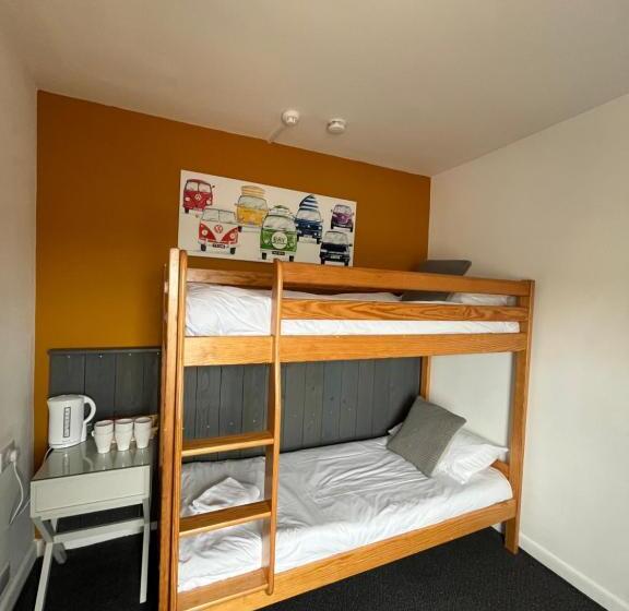 غرفة عائلية, Elemental Surf Lodge