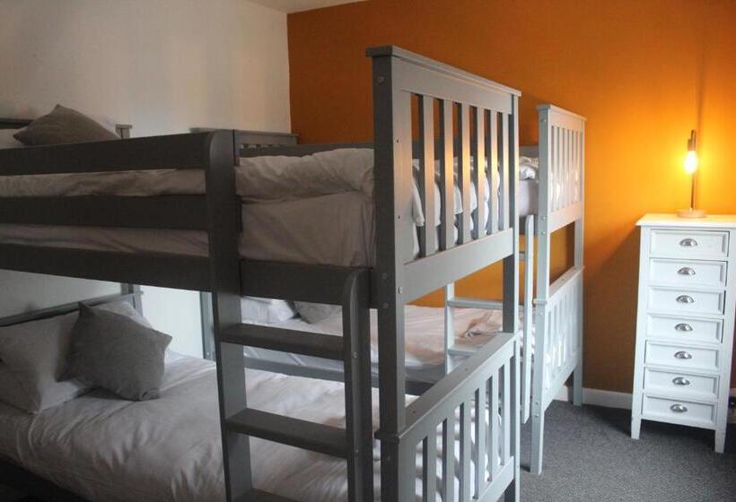 غرفة عائلية, Elemental Surf Lodge