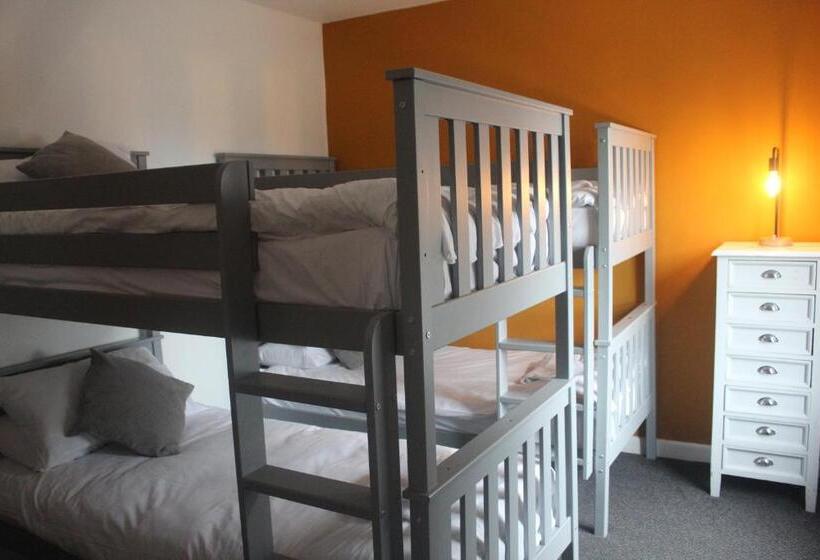 غرفة عائلية, Elemental Surf Lodge