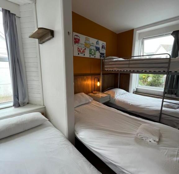 غرفة عائلية, Elemental Surf Lodge