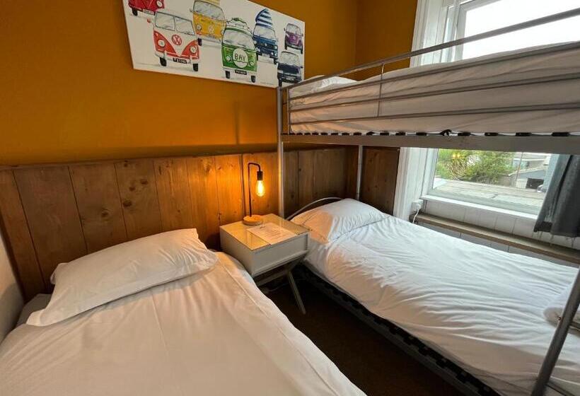 غرفة عائلية, Elemental Surf Lodge