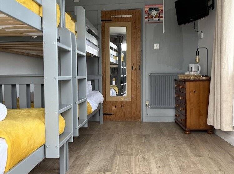 غرفة قياسية رباعية, Elemental Surf Lodge