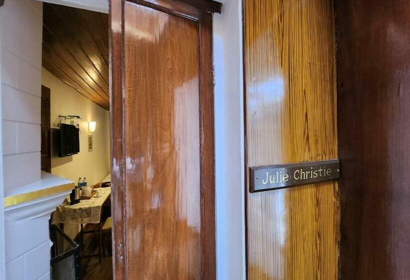 Economy Triple Room, Ivanhoe