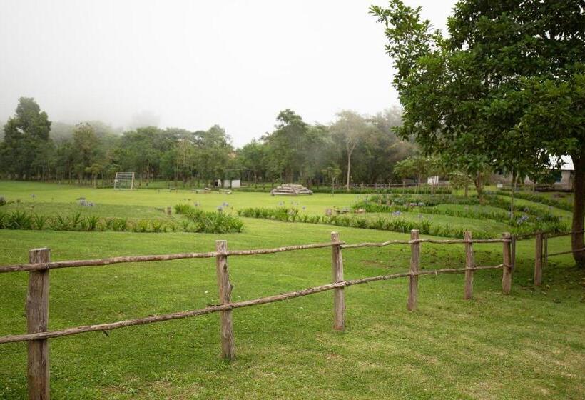 جناح عائلي, Niebli Historical Farm And Lodge At Pululahua Volcano